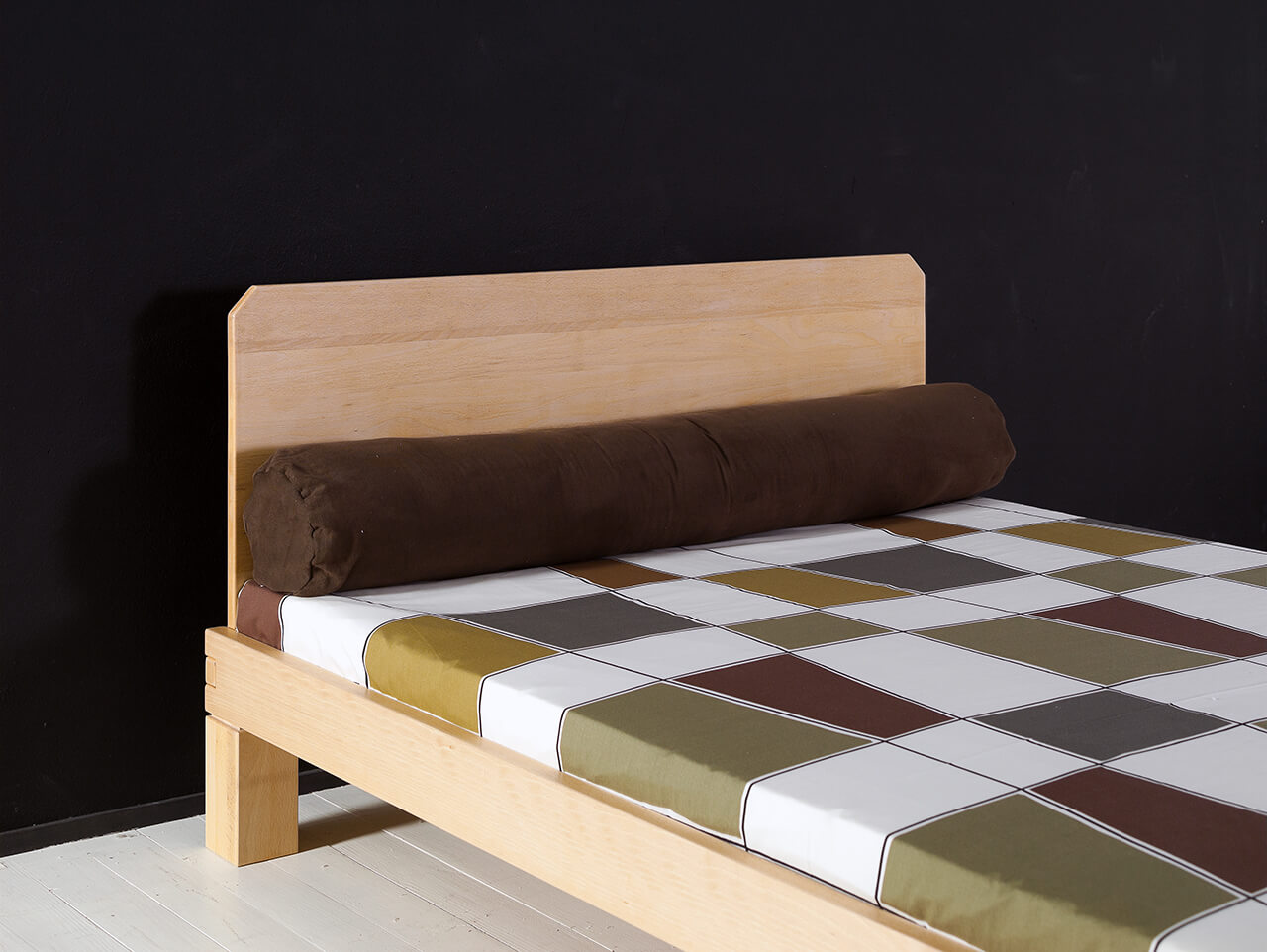 Cama Ombu en madera de haya, cabezal liso opcional y con patas de 20cm. de altura. Haiku Futon® Cama Ombu en madera de haya, cabezal liso opcional y con patas de 20cm. de altura. Haiku Futon®