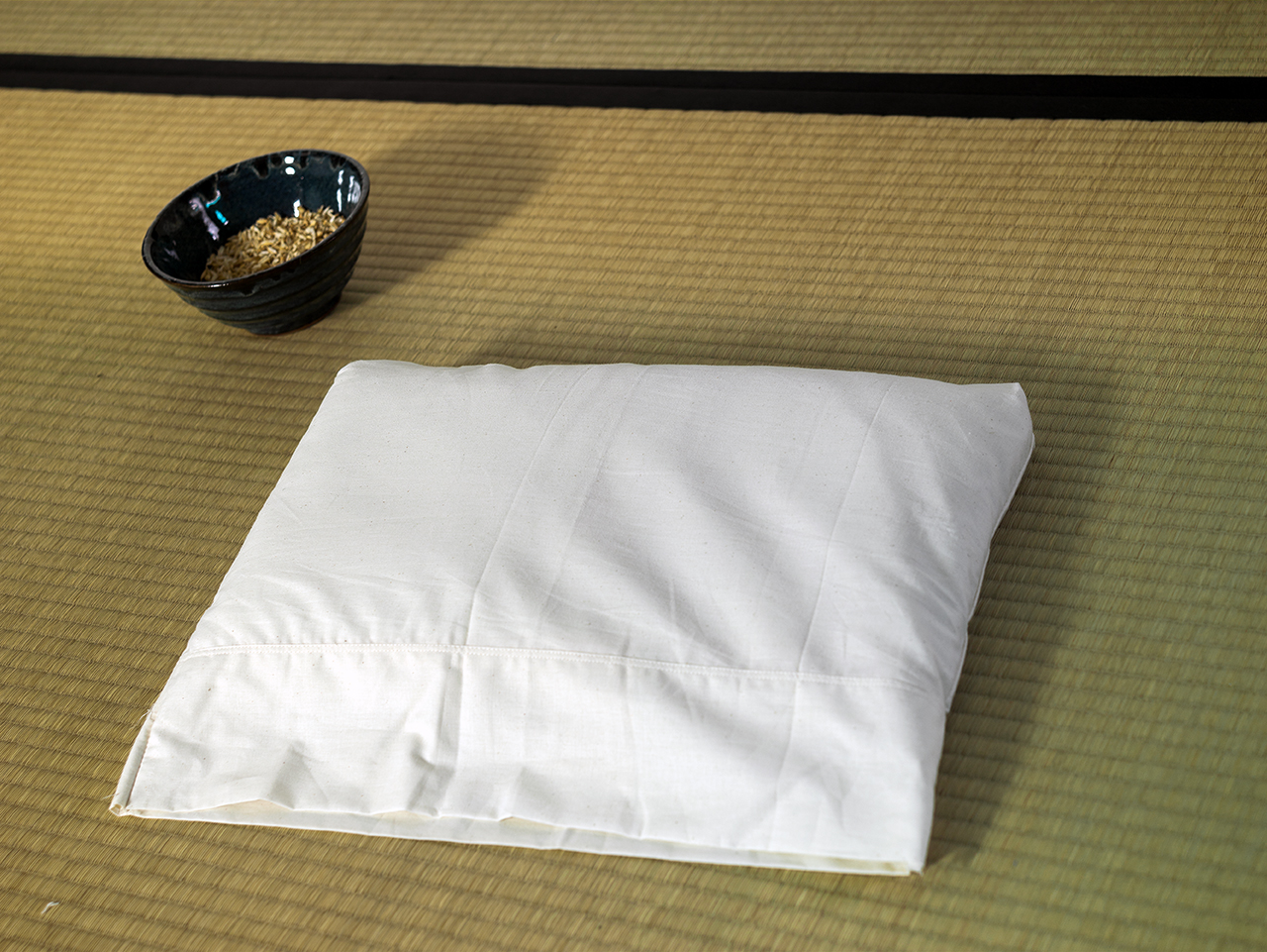 Almohada de espelta con sobre funda de tela de sábana de algodón 100%. Haiku-Futon®