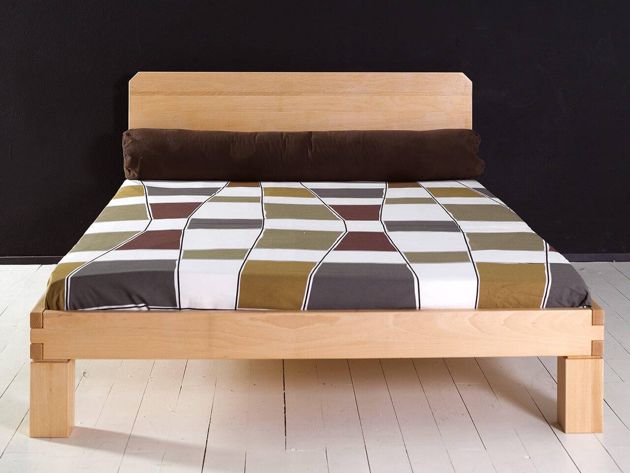 8_Cama_Ombu_con_cabezal_liso_patas_de_20cm_de_altura_vista_frontal Cama Ombu en madera de haya. Vista frontal. Cabezal liso opcional y con patas de 20cm. de altura. Haiku Futon®