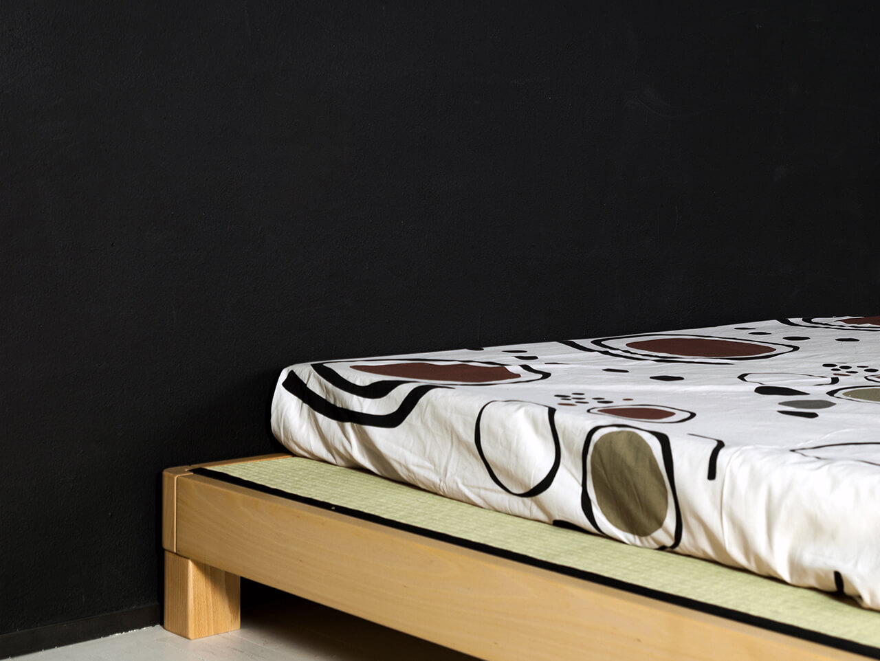 Cama Ocean detalle de la pata de 12cm de altura. Cama Ocean detalle de la pata de 12cm de altura.