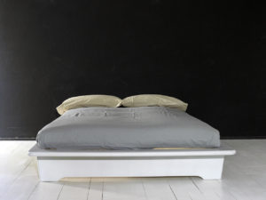 Cama de madera Jaio sin cabezal y con futon - Tintada en blanco al agua - Haiku-Futon