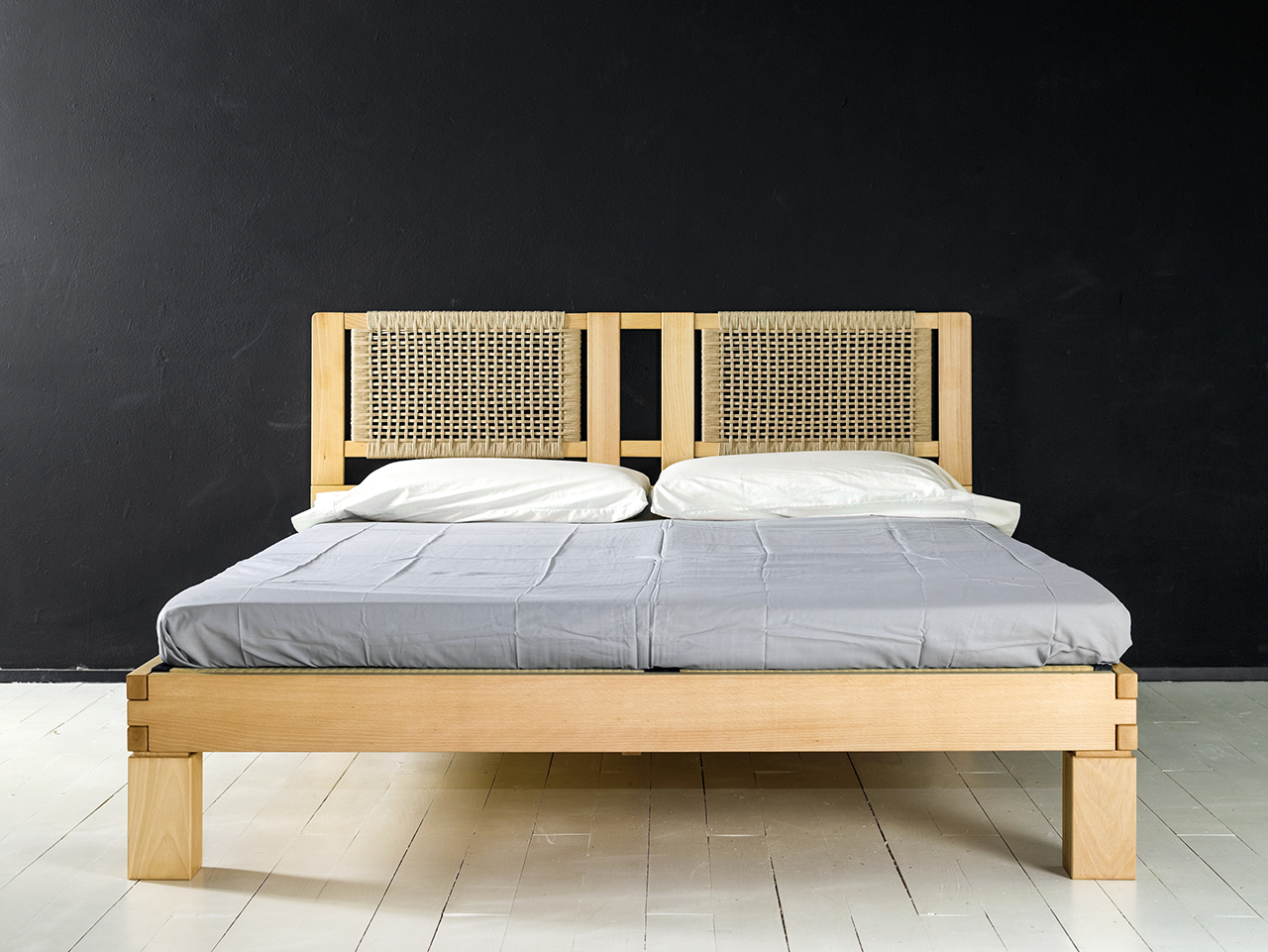 Cabezal de pared en cuerda Danesa tipo Red y en madera de haya maciza con somier Ombu de 150cm. de ancho. Cabezal de pared en cuerda Danesa tipo Red y en madera de haya maciza con somier Ombu de 150cm. de ancho.
