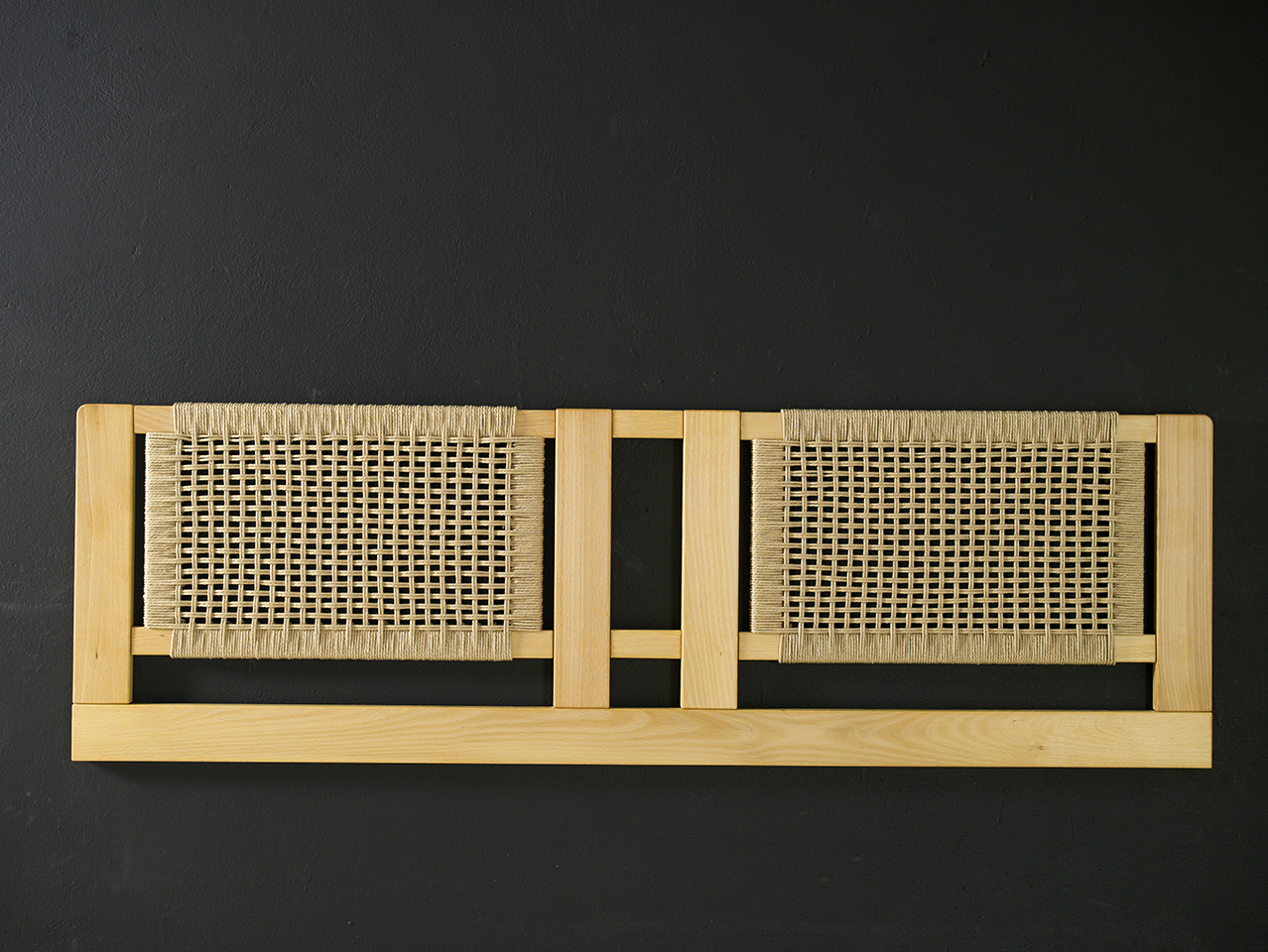 Detalle del cabezal de pared en cuerda Danesa tipo Red y en madera de haya maciza para camas de 150 y 160cm. de ancho. Detalle del cabezal de pared en cuerda Danesa tipo Red y en madera de haya maciza para camas de 150 y 160cm. de ancho.