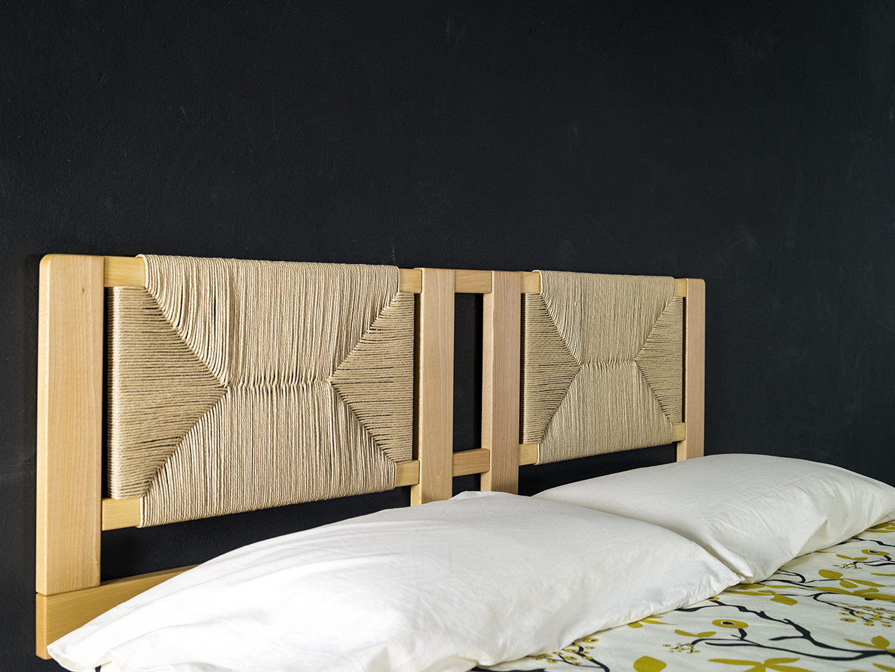 Detalle del cabezal de pared en cuerda Danesa Enea y madera de haya maciza. Detalle del cabezal de pared en cuerda Danesa Enea y madera de haya maciza.