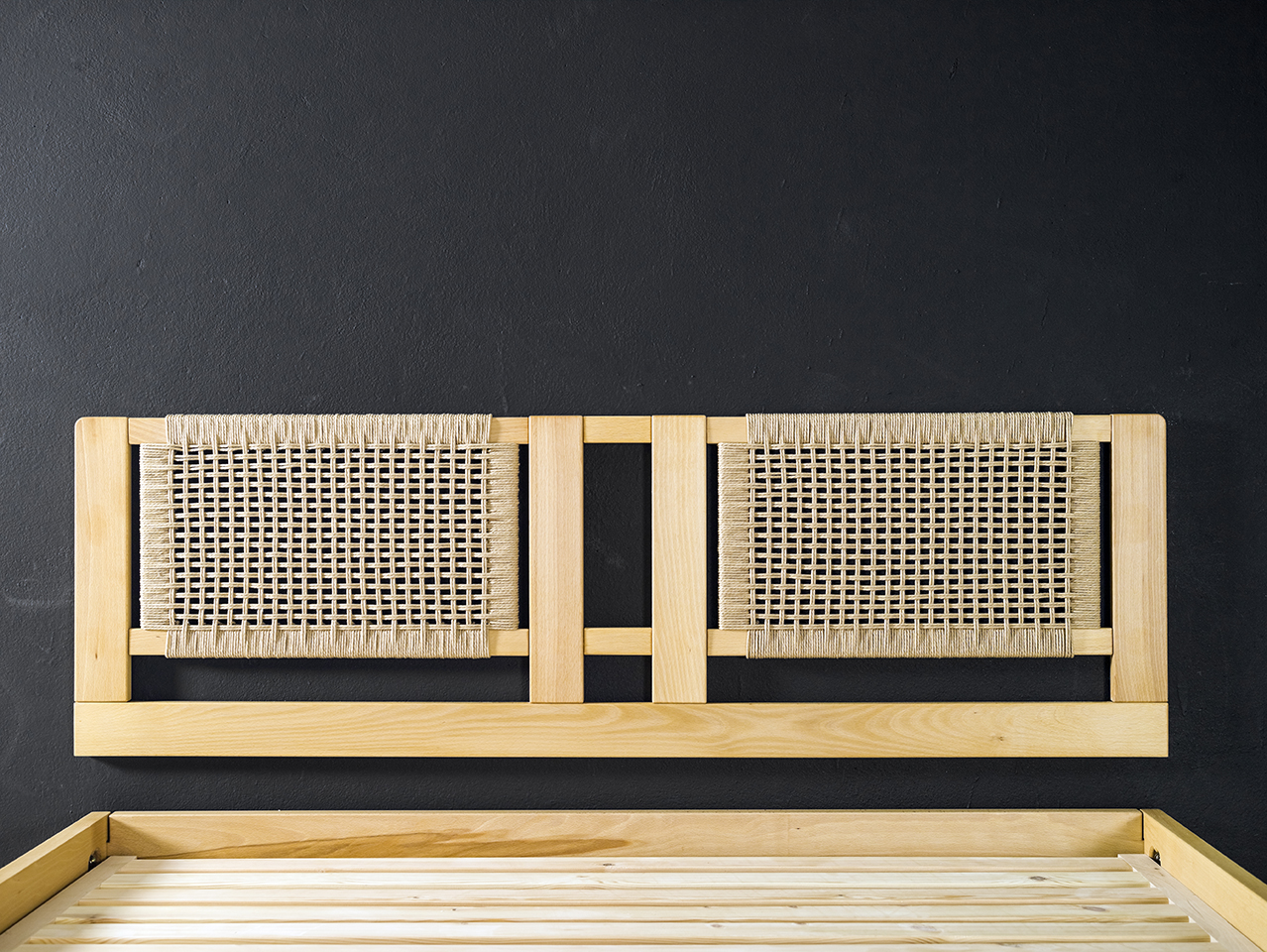 Detalle del cabezal de pared en cuerda Danesa tipo Red y en madera de haya maciza para camas de 150 y 160cm. de ancho. Detalle del cabezal de pared en cuerda Danesa tipo Red y en madera de haya maciza para camas de 150 y 160cm. de ancho.
