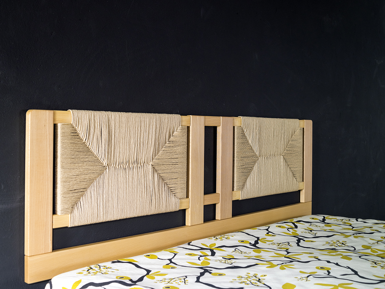 Detalle del cabezal de pared en cuerda Danesa Enea y madera de haya maciza. Detalle del cabezal de pared en cuerda Danesa Enea y madera de haya maciza.