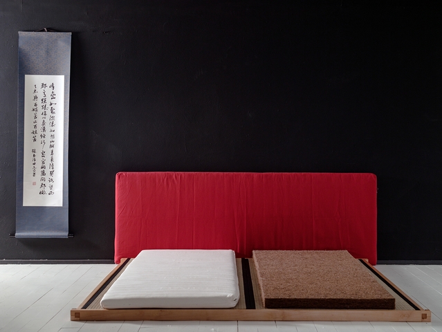 Colchoneta de coco latex de 5cm de grosor, expuesta como cabecero con funda roja, con funda acolchada y la propia fibra en bruto · Haiku-Futon