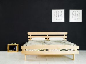 Cama Ximple-Open con cabezal piecero de dos tramos y mesilla.